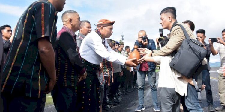 Sambut Kedatangan Kapolres Manggarai Secara Adat Manggarai di Bandara Udara Frans Sales Lega Ruteng