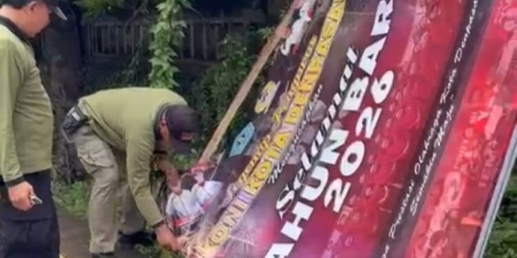 Tegakan Perda, Satpol PP Denpasar Tertibkan Baliho, Spanduk, Banner tdak sesuai di Fasilitas Umum