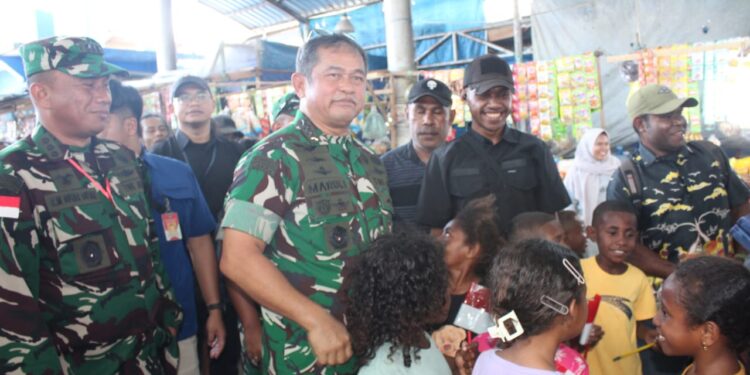 Kasad Dampingi Wapres Pastikan Program Pemerintah Menyentuh Masyarakat Papua