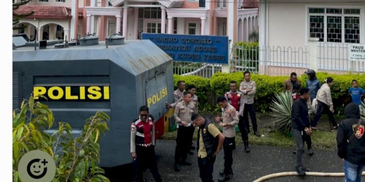 Kerahkan Satu Unit Water Canon, Wakapolres Manggarai dan Kasat Samapta Pimpin Personel Padamkan Kebakaran Satu Unit Rumah di Pau Ruteng