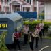 Kerahkan Satu Unit Water Canon, Wakapolres Manggarai dan Kasat Samapta Pimpin Personel Padamkan Kebakaran Satu Unit Rumah di Pau Ruteng