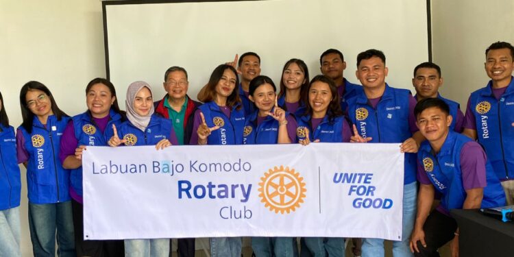 Dari Pelantikan ke Taman Baca: Ketika Rotary Club Labuan Bajo Komodo Memulai Pengabdian dengan Buku dan Senyum Anak