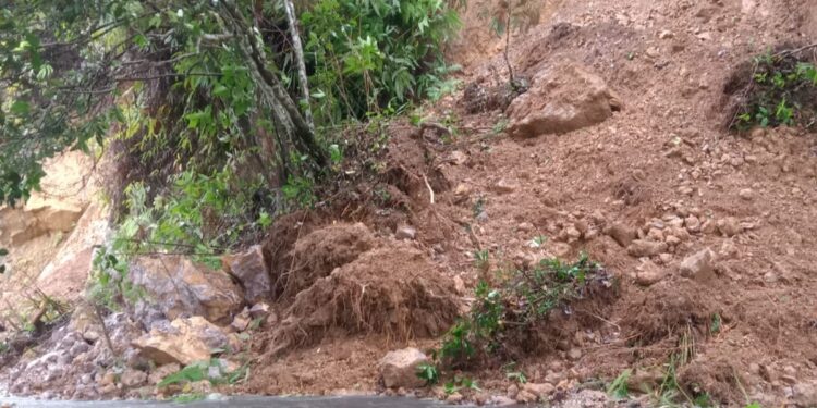 Hujan tak Henti, Longsor Lumpuhkan Dua Akses Vital di Manggarai Barat