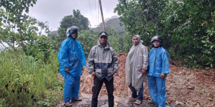 Sano Nggoang Terisolasi: Longsor Tutup Jalur Utama, Listrik Padam, Mobil Terseret Banjir