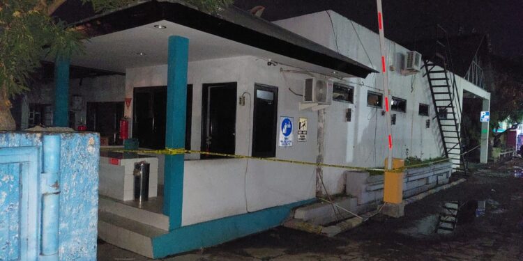 PLN Bersama Damkar Kabupaten Ende Atasi Kebakaran di Area Gudang Logistik UP3 Flores Bagian Barat