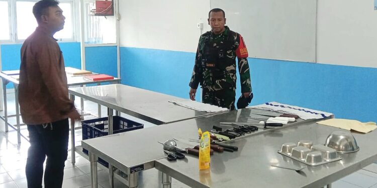 Dapur SPPG Dangin Puri Kaja Dievaluasi, Babinsa Sertu Muhamad Rifaid Pastikan Pelayanan Optimal