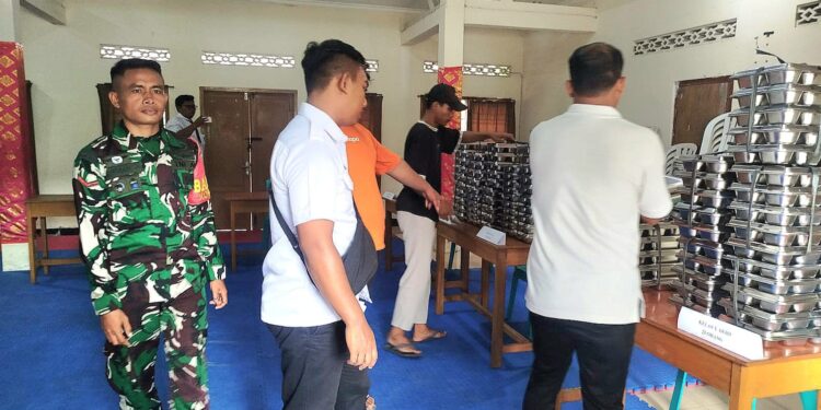 Babinsa Kopda Herman Dampingi Uji Coba Makan Bergizi Gratis Sukses Dilaksanakan di SMK Wirabakti