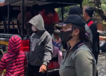 Satpol PP Kota Denpasar Tertibkan 8 Gepeng Pengamen di Sejumlah Traffic Light