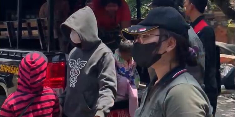 Satpol PP Kota Denpasar Tertibkan 8 Gepeng Pengamen di Sejumlah Traffic Light