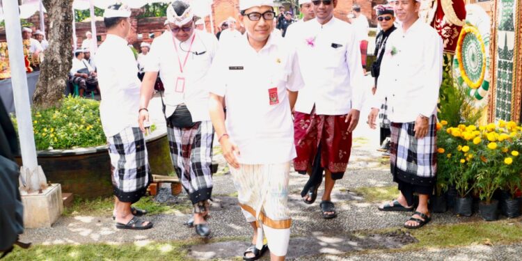 Sekda Eddy Mulya Hadiri Upacara Majaya-Jaya Bendesa dan Prajuru Desa Adat Kesiman