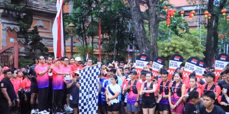 Wali Kota Jaya Negara Dampingi Gubernur Koster Lepas Denpasar Run In Love Ribuan Peserta Semarakkan HUT ke-238 Kota Denpasar