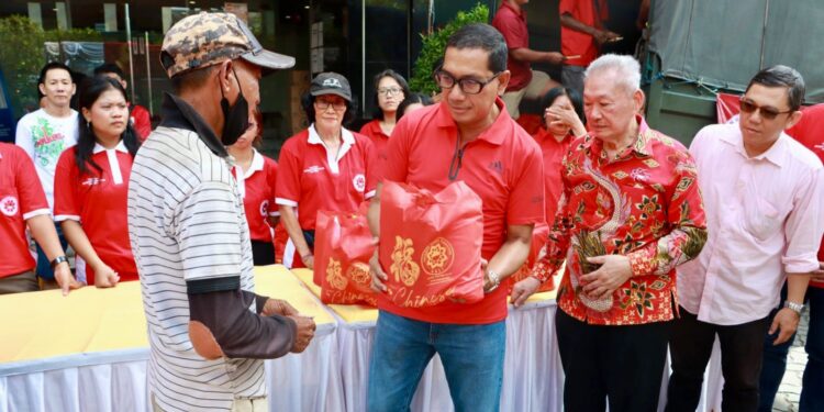 Sekda Eddy Mulya Hadiri Aksi Sosial dan Berbagi 1.200 Paket Sembako Yayasan MTB Henhao Bali