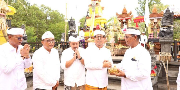 Wawali Arya Wibawa Mendem Pedagingan di Pura Segara Giri Wisesa Sidekarya