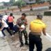 Babinsa bersama Pemerintah Desa Pemecutan Bersihkan Bantaran Tukad Badung dan Tabur Benih Ikan