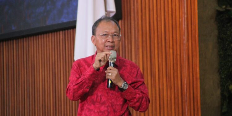 Diskusi Publik “Sang Pewahyu Rakyat” di UNUD, Gubernur Wayan Koster Jabarkan Program 1 Keluarga 1 Sarjana