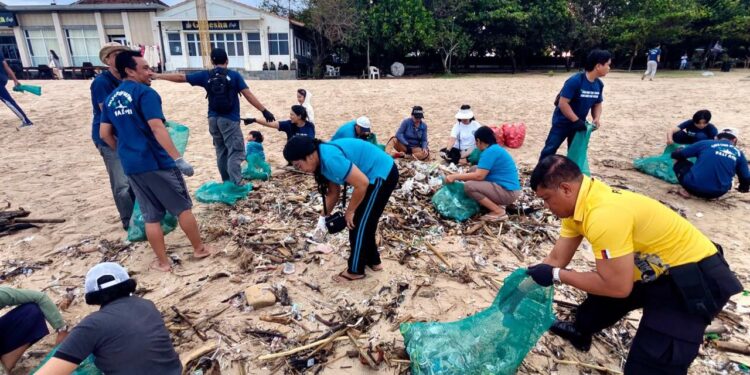 Peringatan Hari Peduli Sampah Nasional (HPSN) 2026, Sungai Watch Berkolaborasi Dengan Desa Adat Kedonganan dan Relawan Bersihkan Pantai Kedonganan
