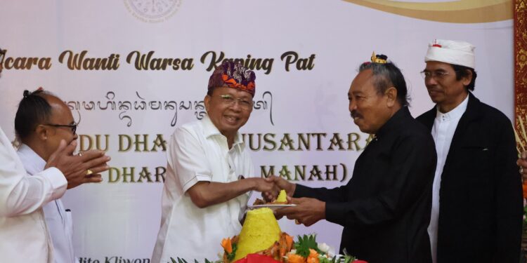 Hadiri Perayaan ke-4 Ulang Tahun SKHDNP, Gubernur Koster: Pemerintah Wajib Fasilitasi Kebutuhan Sulinggih demi Jaga Budaya Bali