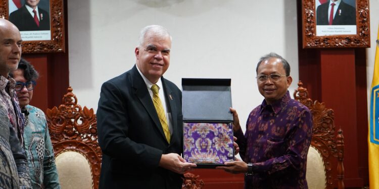 Bertemu Dubes Amerika, Gubernur Koster Jabarkan Usaha Pemprov Tata Kelola Pariwisata Bermartabat dan Berkualitas Demi Kemajuan Bali