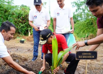 Lestarikan Budaya dan Jaga Lingkungan, Gubernur Koster dan Perbarindo Tanam Ribuan Kelapa Daksina di Tukad Unda