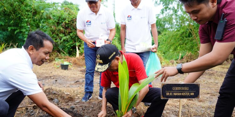 Lestarikan Budaya dan Jaga Lingkungan, Gubernur Koster dan Perbarindo Tanam Ribuan Kelapa Daksina di Tukad Unda