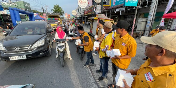 Menjemput Pahala Ramadhan, Ranting Hanura Bandar Klippa Tebar 1000 Takjil kepada Masyarakat