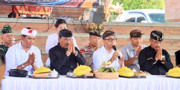 Pesangkepan Agung Pecalang Kesiman Wali Kota Jaya Negara Tekankan Penguatan Kasukertan Krama