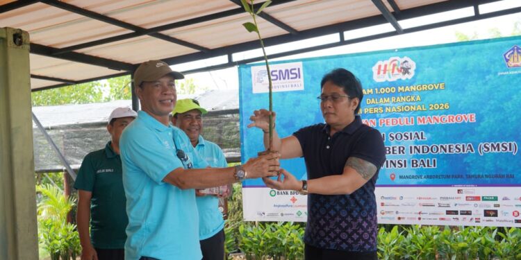Wagub Giri Prasta Tanam Bibit Mangrove, Sadarkan Pentingnya Keberadaan Tahura Bali untuk Menahan Gelombang Air Laut