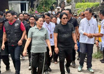 Tinjau Lokasi Banjir Bandang di Desa Banjar, Wagub Giri Prasta Serahkan Bantuan Pribadi kepada Siswa Terdampak dan Keluarga Korban Meninggal