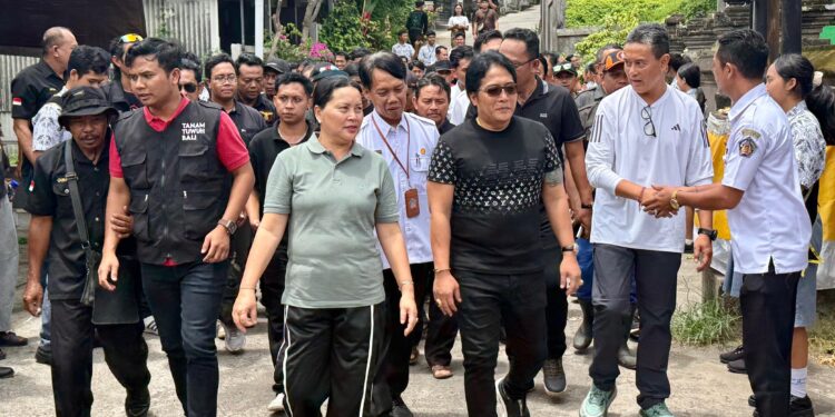Tinjau Lokasi Banjir Bandang di Desa Banjar, Wagub Giri Prasta Serahkan Bantuan Pribadi kepada Siswa Terdampak dan Keluarga Korban Meninggal