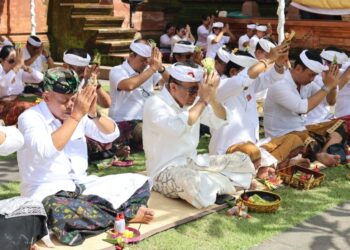 Pemkot Denpasar Gelar Persembahyangan Bersama Peringati Rahina Tumpek Wayang