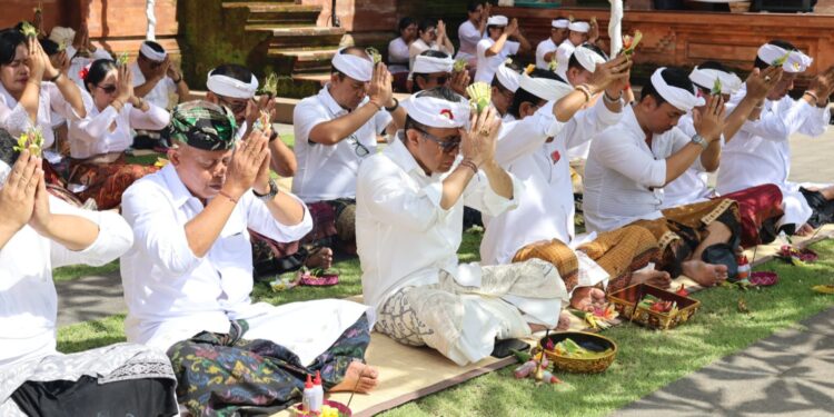 Pemkot Denpasar Gelar Persembahyangan Bersama Peringati Rahina Tumpek Wayang