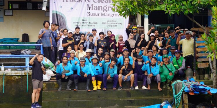 Solidaritas Masyarakat Bersihkan Ekosistem Mangrove dari Sampah Plastik