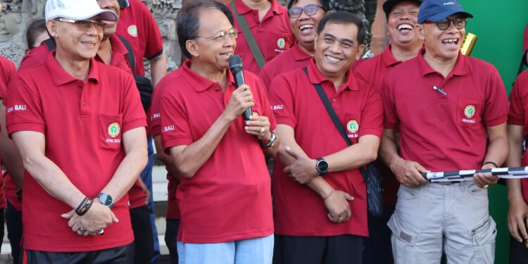 Lepas Jalan Sehat HUT PPNI Bali, Gubernur Koster Harap Peran Aktif Perawat Membangun Kesehatan Masyarakat