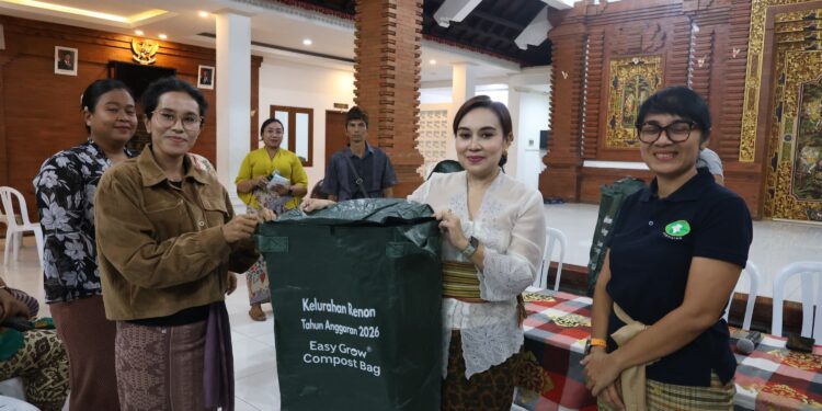 Bagikan Bag Komposter, TP PKK Denpasar Dorong Pengelolaan Sampah dari Sumber