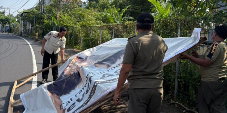 Satpol PP Kota Denpasar Tertibkan Baliho dan Spanduk di Fasilitas Umum