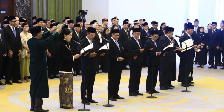 Anggota Dewan Komisioner OJK Ucapkan Sumpah Jabatan
