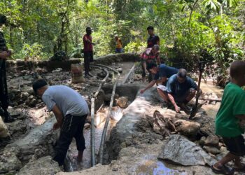 Satgas Pamtas RI-PNG Kewilayahan Yonif 763/SBA Gotong Royong Perbaiki Sumber Air Bersih di Kumurkek