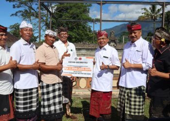 Gubernur Koster Bantu Ringankan Beban Warga, Serahkan Rp 1 M untuk Perbaiki Kerusakan Bangunan Pura Luhur Pucak Tinggah