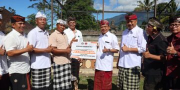 Gubernur Koster Bantu Ringankan Beban Warga, Serahkan Rp 1 M untuk Perbaiki Kerusakan Bangunan Pura Luhur Pucak Tinggah