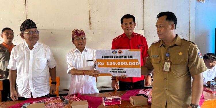 Gubernur Koster Serahkan Bantuan Gotong Royong Rp 129 Juta untuk Pemulihan SD N 5 Banjar Pasca Banjir Bandang