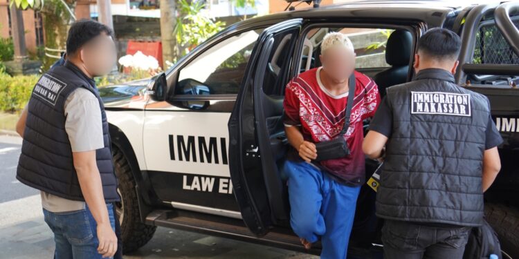 Nekat Bikin Aksi Lompat dari Tebing ke Laut, Imigrasi Ngurah Rai Resmi Deportasi WNA Belgia