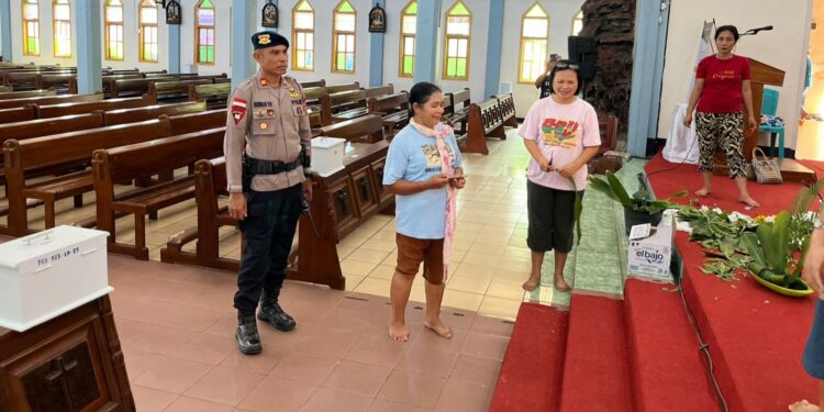 Patroli Brimob Sisir Gereja di Labuan Bajo, Pastikan Ibadah Kamis Putih Berlangsung Aman