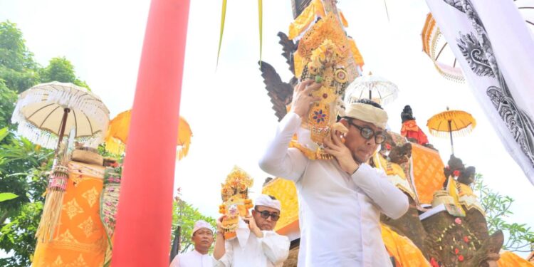 Pemkot Denpasar Laksanakan Bhakti Penyineban Pujawali Pura Agung Lokanatha