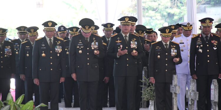Pangdam IX/Udayana Hadiri Upacara Pemakaman Militer Prajurit Kodam IX/Udayana yang Gugur dalam Misi Perdamaian Dunia