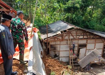 Hujan Deras Sebabkan Longsor di Pule Trenggalek, Babinsa dan Warga Sigap Evakuasi Material