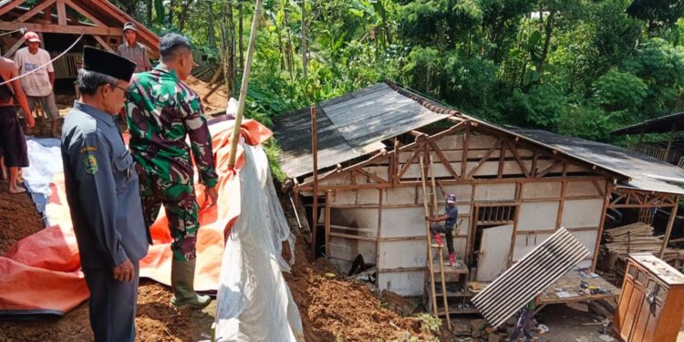 Hujan Deras Sebabkan Longsor di Pule Trenggalek, Babinsa dan Warga Sigap Evakuasi Material