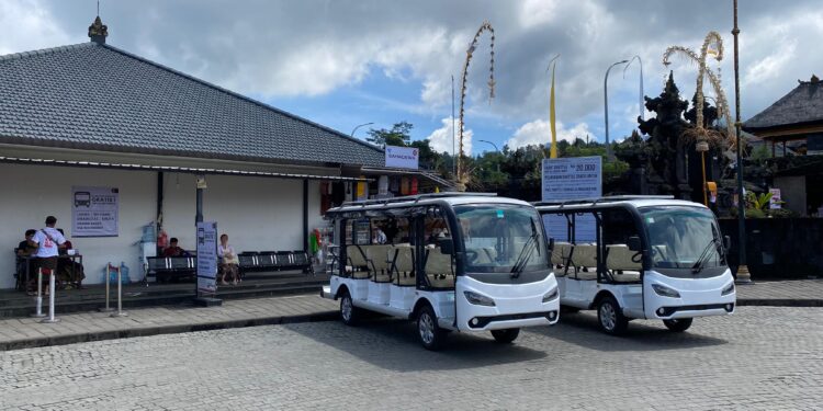 Shuttle Bus Permudah Akses Pemedek di Pura Besakih Saat Karya Ida Bhatara Turun Kabeh
