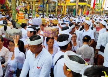 Ribuan Pamedek Padati Pura Ulun Danu Batur pada Hari Raya Pagerwesi