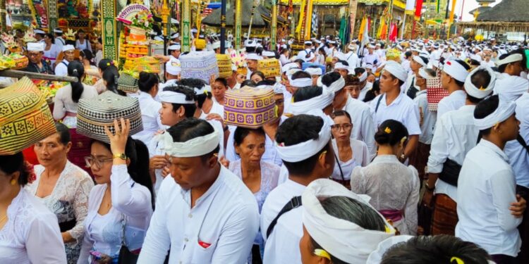 Ribuan Pamedek Padati Pura Ulun Danu Batur pada Hari Raya Pagerwesi