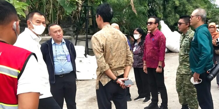 Komitmen Jaga Lingkungan, Dandim Badung Turut serta Kunker Menteri LH Mengecek Alur Pembuangan Sampah di Suwung